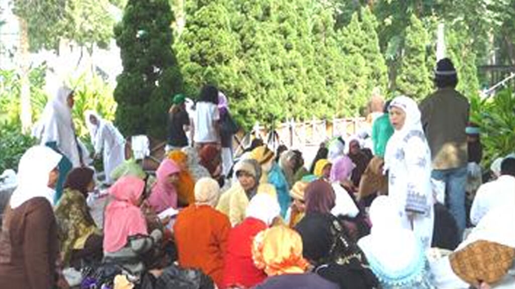 Kegigihan Muslim Minoritas di Negeri Rantau